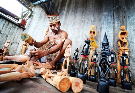 Seni Rupa Papua Warna yang Kuat