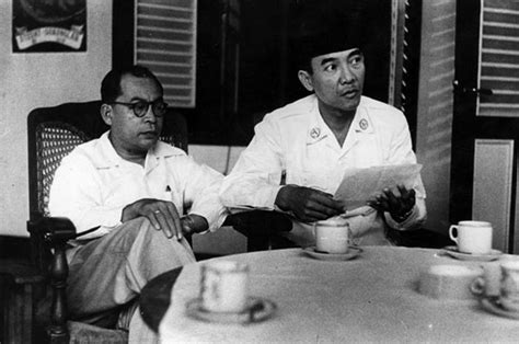 Soekarno dan Hatta di atas tangga