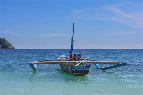 berperahu di pantai indonesia