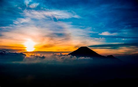 Matahari Terbit di Indonesia