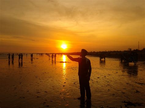 menikmati sunset pantai Indonesia
