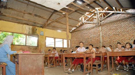 sekolah rusak indonesia gambar