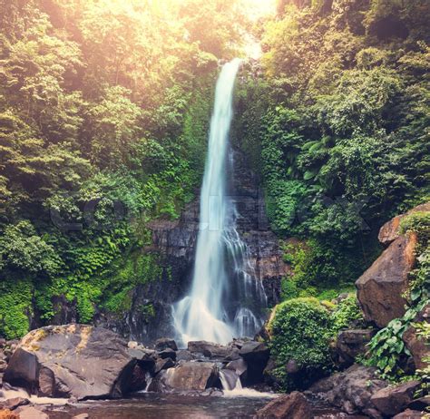 Kelebihan Waterfall di Indonesia