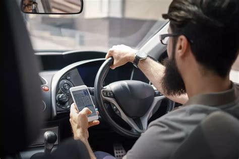 menggunakan ponsel dalam berkendara