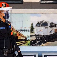 Petugas Keamanan Menindak Pelanggar di Stasiun Kereta