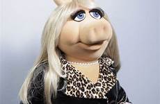 piggy miss pig muppet puppet feminist getty feminism icon receive extraordinary award nbc
