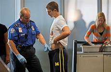 officer humiliation corrections aeropuertos embarrassing pasajeros escena