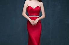 rosso lungo elegante vestito lunghi eleganti scollo abito profondo cristallo promenade