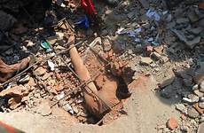 bangladesh collapse factory building body rubble dead graphic victim after dhaka dying trapped world zaman garment killed uz munir savar