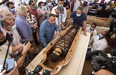 sarcophagus saqqara mummy sealed coffins coffin pyramids ditemukan archaeologists pyramid mesir sarkofagus peti mati puluhan mummies penampakan antiquities globalnews vicino