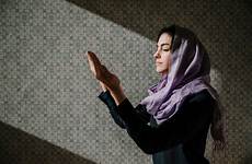 praying muslim woman serie same