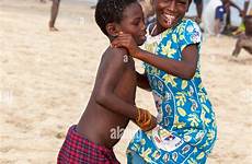 accra afrique danse labadi ghana alamyimages sauver
