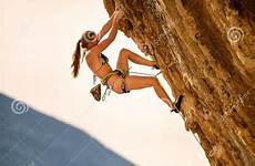 climber cliff klippe weg weiblicher kletterer springt griffe stimolante itinerario femminile giovane scogliera scalatore uso weiblichen tragender jungen
