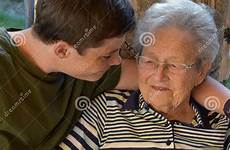 oma nonna jongen ragazzo bezoeken visitano grandmother convalescence