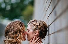 lgbt lesbische hochzeit lesben kiss sexing hochzeitsfotografie bridal lakshalperera schwul brautpaar fotografieren lesbienne rain tenue fotoshooting heiraten hellomay