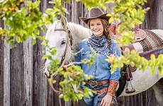 horse cowgirl poses florida front her old cracker barn fast photography