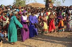 malawi ethnic sarawak gule ceremonie bij worldatlas dansers traditionele dietmar dancers benin danser iban
