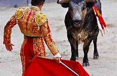 corrida tuch rotes bullfighting stiere stierkampf stier matador haushaltstipps afternoon death pointstravels kasto depositphotos