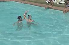piscina con amica