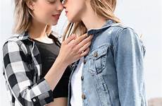 lesbiche coppie lesbische chiusi aperto occhi baciano kussen ogen gesloten openlucht enjoying