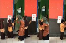 salam tos murid kelas masuk peluk viral siswa sambut tangan cium stiker cegah diminta bullying okezone