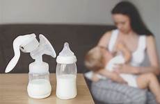 pumping muttermilch mutterschaft breastfeeding melimpah coba yuk halten ihren mutter flaschen händen bjj foods manuelle flasche kleinen bett babys lactation
