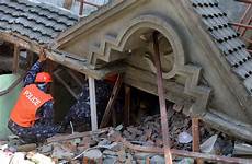 dozens shattered quake sniffer kathmandu survivors