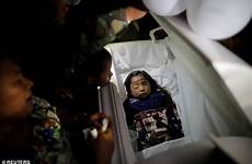 casket funeral open died year old girl her daughter body custody guatemalan coffin child who dies mother maquin heartbreaking border