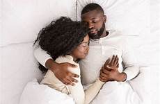 bett aussicht afrikanisches amerikanisches ehepaar slaapt bovenaanzicht amerikaans afrikaans echtpaar cuddling