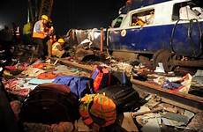 accidentes survivors peores tren toll workers wreckage muertos accidente rescuers kanpur sanjay derailed kanojia
