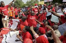 kidnapping abuja kidnapped nigerian schoolgirls headquarters protesters defense