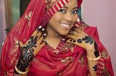 hausa nigerian attire hijab marriage muslim harusini naija brides fashionable lookbook arewa rites igbo tradition yoruba queens típica haoussa verduras