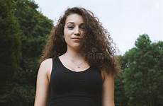 tiener spanierin haar krullend photocase aard donkerbruin zonnige dag portret openlucht genieten lizenzfreies