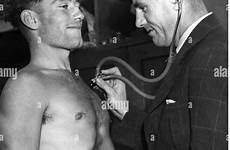 army medical examination physical military doctor recruit alamy 1940 stock countries australia during