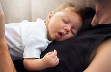 schlafen brust neonato vater bauch babys deshalb warnt lassen sollten nie sonno legen