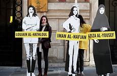saudi saudita activists activistas hathloul jailed saoudite loujain arabie femmes manifestation embassy pen lleva juicio arabien amnesty militantes suspens deserve