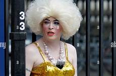 transvestite transvestit demonstration whitehall pailletten blonder gekleidet gegen russland perücke alamy sequins gesetze