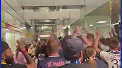 大部队已经抵达！巴黎球迷在地铁站齐声高唱为比赛预热