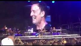 Onstage marriage proposal at Bruce Springsteen MetLife concert