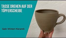 Drehen einer Tasse auf der Töpferscheibe - Gabi Winterl Keramik