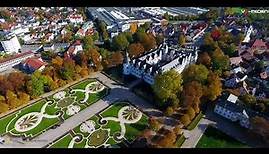 Schloss Neuhaus, Herbstlicher Blick auf Schloss Neuhaus - Luftaufnahme 4K
