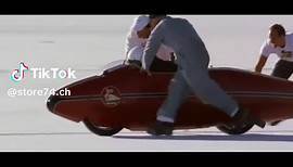 “Mit Herz und Hand” - The World’s fastest Indian …ist ein Film von 2006 welcher auf einer wahren Geschichte basiert. Die Story dreht sich um einen Mann im Alter von 65 Jahren, welcher sich entschliesst, der schnellste Mensch auf zwei Rädern zu werden. Gespielt wird die Hauptrolle des Neuseeländers Burt Munro von Antony Hopkins. Burt entschliesst sich am 26. August 1967 in Bonneville einen Weltrekord unter 1.000 ccm mit seiner 1920 Indian aufzustellen. Dieser Rekord gilt noch heute, Munro war dam