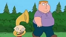 Family Guy - Stewie mit Tuba (Deutsch)