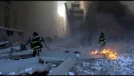 Ein Rettungshelfer zwischen den Trümmern des World Trade Centers am 11.09.2001