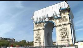 Pariser Triumphbogen wird in Gedenken an Christo verhüllt | AFP
