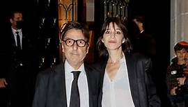 Diaporama : Charlotte Gainsbourg et Yvan Attal : Leur fille Alice, ventre à l'air et bijoux de corps... Son chéri ne résiste pas