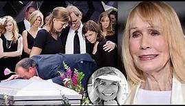 With a heavy heart at the last farewell of actress Loretta Swit, her tragic life has come to an end.
