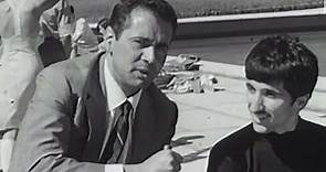 Un giovane Enzo Tortora intervista Gigi Meroni, la “farfalla granata” (1965), calcio italiano.