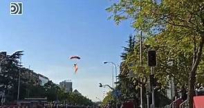 La bandera de España llega desde el cielo para celebrar el día de la Fiesta Nacional