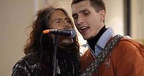 Steven Tyler duets with street musician in Moscow